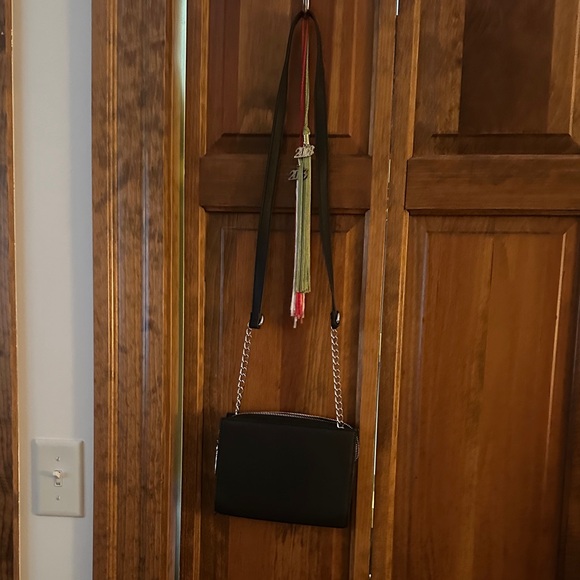 Steve Madden Black Crossbody Bag with Gold Chain - Picture 3 of 5